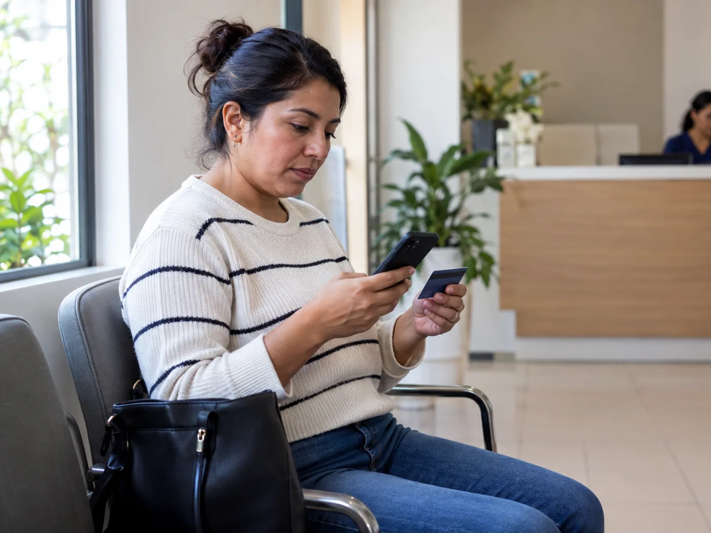 Paciente pagando su consulta desde el teléfono